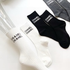 配包装 🌟【一盒3 双】 🌟Chanel 香奈儿 经典字母logo 纯棉中筒袜 小腿袜 🌟ins爆款!专柜在售ing 配包装 🌟【一盒3 双】 🌟Chanel 香奈儿 经典字母logo 纯棉中筒袜 小腿袜 🌟ins爆款!专柜在售ing