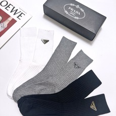 配包装 🌟【一盒3 双】 🌟Prada 普拉达 经典字母logo 纯棉长筒袜 ,ins火爆纯色设计,潮人必备 ,个 配包装 🌟【一盒3 双】 🌟Prada 普拉达 经典字母logo 纯棉长筒袜 ,ins火爆纯色设计,潮人必备 ,个