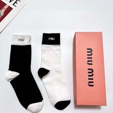 配包装 🌟【一盒2双】 🌟miumiu 缪缪 经典字母logo 纯棉中筒袜 ,ins超火爆短袜,纯棉面料,潮人必备 配包装 🌟【一盒2双】 🌟miumiu 缪缪 经典字母logo 纯棉中筒袜 ,ins超火爆短袜,纯棉面料,潮人必备