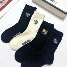 配包装 🌟【一盒4 双】 🌟Chanel 香奈儿/罗意威 经典字母logo 羊绒 中筒袜 ,ins超火爆短袜,软糯 配包装 🌟【一盒4 双】 🌟Chanel 香奈儿/罗意威 经典字母logo 羊绒 中筒袜 ,ins超火爆短袜,软糯