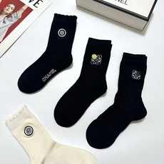 配包装 🌟【一盒4 双】 🌟Chanel 香奈儿/罗意威 经典字母logo 羊绒 中筒袜 ,ins超火爆短袜,软糯 配包装 🌟【一盒4 双】 🌟Chanel 香奈儿/罗意威 经典字母logo 羊绒 中筒袜 ,ins超火爆短袜,软糯