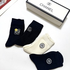 配包装 🌟【一盒4 双】 🌟Chanel 香奈儿/罗意威 经典字母logo 羊绒 中筒袜 ,ins超火爆短袜,软糯 配包装 🌟【一盒4 双】 🌟Chanel 香奈儿/罗意威 经典字母logo 羊绒 中筒袜 ,ins超火爆短袜,软糯