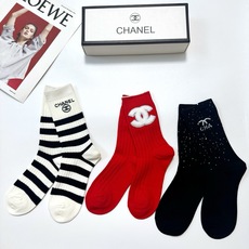 配包装 🌟一盒3双 🌟Chanel 香奈儿 经典字母logo纯棉中筒袜 🌟ins爆款!专柜在售ing 🌟好看到爆炸 配包装 🌟一盒3双 🌟Chanel 香奈儿 经典字母logo纯棉中筒袜 🌟ins爆款!专柜在售ing 🌟好看到爆炸