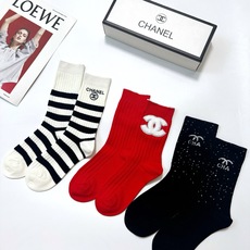 配包装 🌟一盒3双 🌟Chanel 香奈儿 经典字母logo纯棉中筒袜 🌟ins爆款!专柜在售ing 🌟好看到爆炸 配包装 🌟一盒3双 🌟Chanel 香奈儿 经典字母logo纯棉中筒袜 🌟ins爆款!专柜在售ing 🌟好看到爆炸