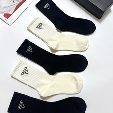 配包装 🌟【一盒5 双】 🌟Prada 普拉达 经典刺绣字母logo 纯棉中筒袜 ,ins超火爆小腿袜,纯棉面料 配包装 🌟【一盒5 双】 🌟Prada 普拉达 经典刺绣字母logo 纯棉中筒袜 ,ins超火爆小腿袜,纯棉面料