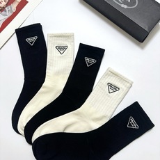 配包装 🌟【一盒5 双】 🌟Prada 普拉达 经典刺绣字母logo 纯棉中筒袜 ,ins超火爆小腿袜,纯棉面料 配包装 🌟【一盒5 双】 🌟Prada 普拉达 经典刺绣字母logo 纯棉中筒袜 ,ins超火爆小腿袜,纯棉面料