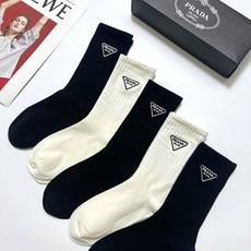 配包装 🌟【一盒5 双】 🌟Prada 普拉达 经典刺绣字母logo 纯棉中筒袜 ,ins超火爆小腿袜,纯棉面料 配包装 🌟【一盒5 双】 🌟Prada 普拉达 经典刺绣字母logo 纯棉中筒袜 ,ins超火爆小腿袜,纯棉面料