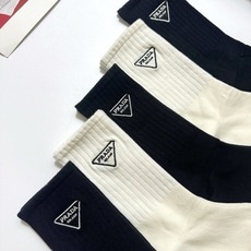 配包装 🌟【一盒5 双】 🌟Prada 普拉达 经典刺绣字母logo 纯棉中筒袜 ,ins超火爆小腿袜,纯棉面料 配包装 🌟【一盒5 双】 🌟Prada 普拉达 经典刺绣字母logo 纯棉中筒袜 ,ins超火爆小腿袜,纯棉面料
