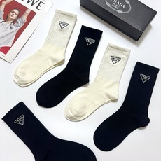 配包装 🌟【一盒5 双】 🌟Prada 普拉达 经典刺绣字母logo 纯棉中筒袜 ,ins超火爆小腿袜,纯棉面料 配包装 🌟【一盒5 双】 🌟Prada 普拉达 经典刺绣字母logo 纯棉中筒袜 ,ins超火爆小腿袜,纯棉面料