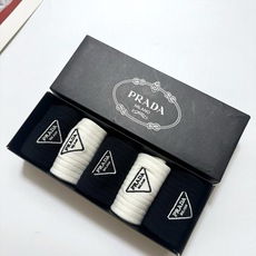 配包装 🌟【一盒5 双】 🌟Prada 普拉达 经典刺绣字母logo 纯棉中筒袜 ,ins超火爆小腿袜,纯棉面料 配包装 🌟【一盒5 双】 🌟Prada 普拉达 经典刺绣字母logo 纯棉中筒袜 ,ins超火爆小腿袜,纯棉面料