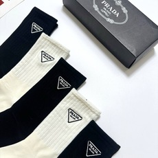配包装 🌟【一盒5 双】 🌟Prada 普拉达 经典刺绣字母logo 纯棉中筒袜 ,ins超火爆小腿袜,纯棉面料 配包装 🌟【一盒5 双】 🌟Prada 普拉达 经典刺绣字母logo 纯棉中筒袜 ,ins超火爆小腿袜,纯棉面料