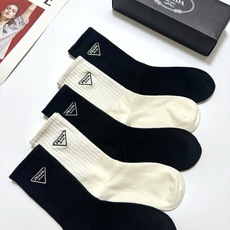 配包装 🌟【一盒5 双】 🌟Prada 普拉达 经典刺绣字母logo 纯棉中筒袜 ,ins超火爆小腿袜,纯棉面料 配包装 🌟【一盒5 双】 🌟Prada 普拉达 经典刺绣字母logo 纯棉中筒袜 ,ins超火爆小腿袜,纯棉面料