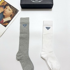配包装 🌟【一盒2双】 🌟Prada 普拉达 经典字母logo纯棉袜 小腿堆堆袜,ins超火爆红人同款,精美 面料,潮 配包装 🌟【一盒2双】 🌟Prada 普拉达 经典字母logo纯棉袜 小腿堆堆袜,ins超火爆红人同款,精美 面料,潮