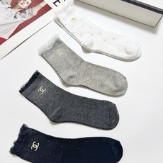 配包装 🌟【一盒4 双】 🌟Chanel 香奈儿 经典字母logo 纯棉中筒袜 ,ins超火爆小腿袜,纯棉面料,潮 配包装 🌟【一盒4 双】 🌟Chanel 香奈儿 经典字母logo 纯棉中筒袜 ,ins超火爆小腿袜,纯棉面料,潮