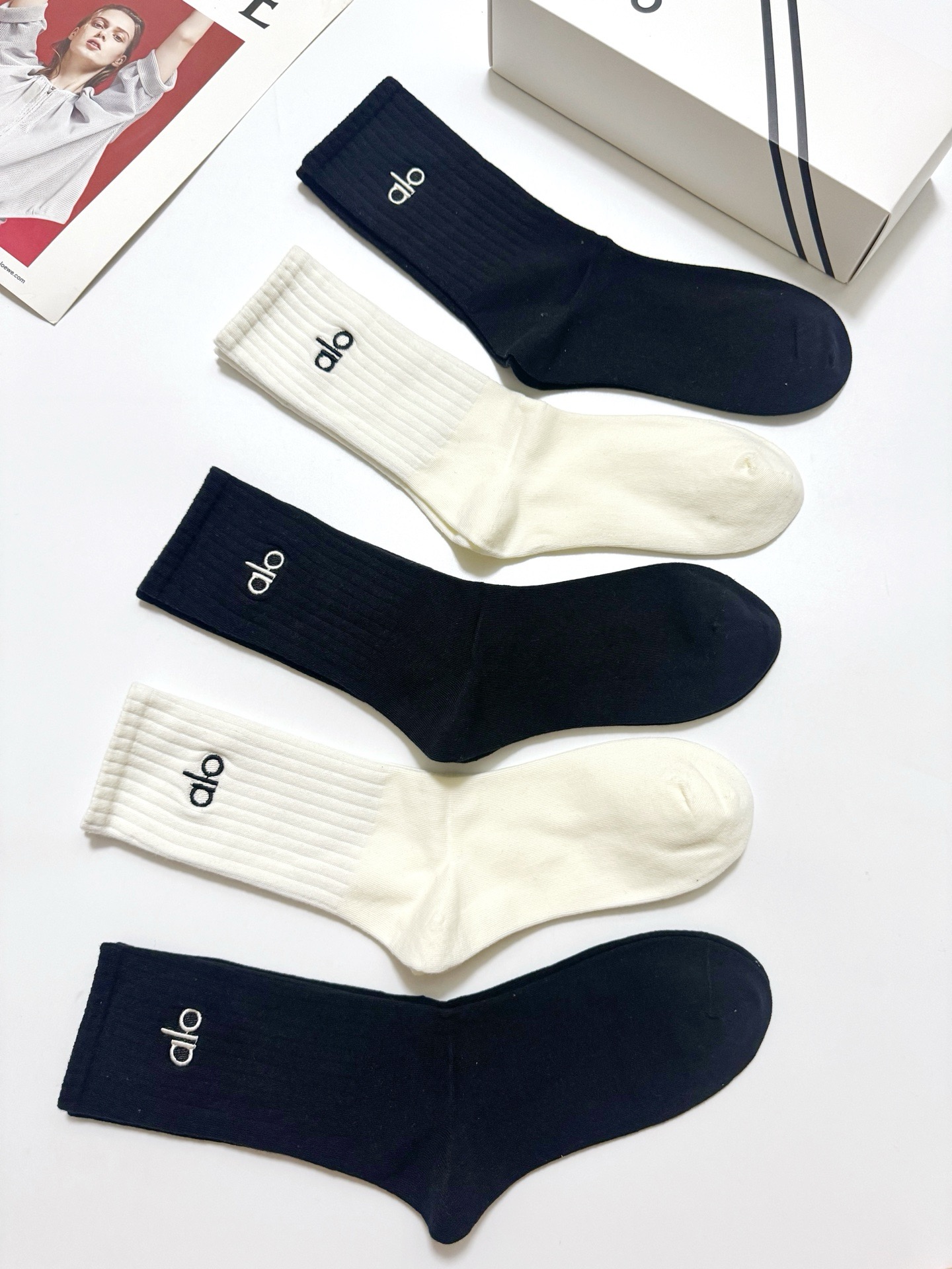 配包装 🌟【一盒5 双】  🌟alo 经典刺绣字母logo 纯棉中筒袜   ，ins超火爆小腿袜，纯棉面料，潮人必备 ，