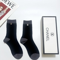 配包装 🌟【一盒2双】 🌟Chanel香奈儿 字母logo纯棉中筒袜 🌟重工装饰个性时尚 🌟ins爆款!专柜在售in 配包装 🌟【一盒2双】 🌟Chanel香奈儿 字母logo纯棉中筒袜 🌟重工装饰个性时尚 🌟ins爆款!专柜在售in