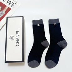 配包装 🌟【一盒2双】 🌟Chanel香奈儿 字母logo纯棉中筒袜 🌟重工装饰个性时尚 🌟ins爆款!专柜在售in 配包装 🌟【一盒2双】 🌟Chanel香奈儿 字母logo纯棉中筒袜 🌟重工装饰个性时尚 🌟ins爆款!专柜在售in