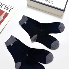 配包装 🌟【一盒2双】 🌟Chanel香奈儿 字母logo纯棉中筒袜 🌟重工装饰个性时尚 🌟ins爆款!专柜在售in 配包装 🌟【一盒2双】 🌟Chanel香奈儿 字母logo纯棉中筒袜 🌟重工装饰个性时尚 🌟ins爆款!专柜在售in