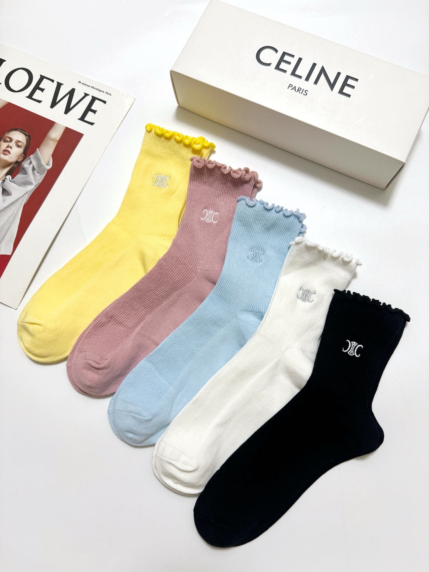 配包装 🌟【一盒5 双】  🌟Celine 赛琳 经典刺绣字母logo 纯棉中筒袜   ，ins超火爆小腿袜，纯棉面料，