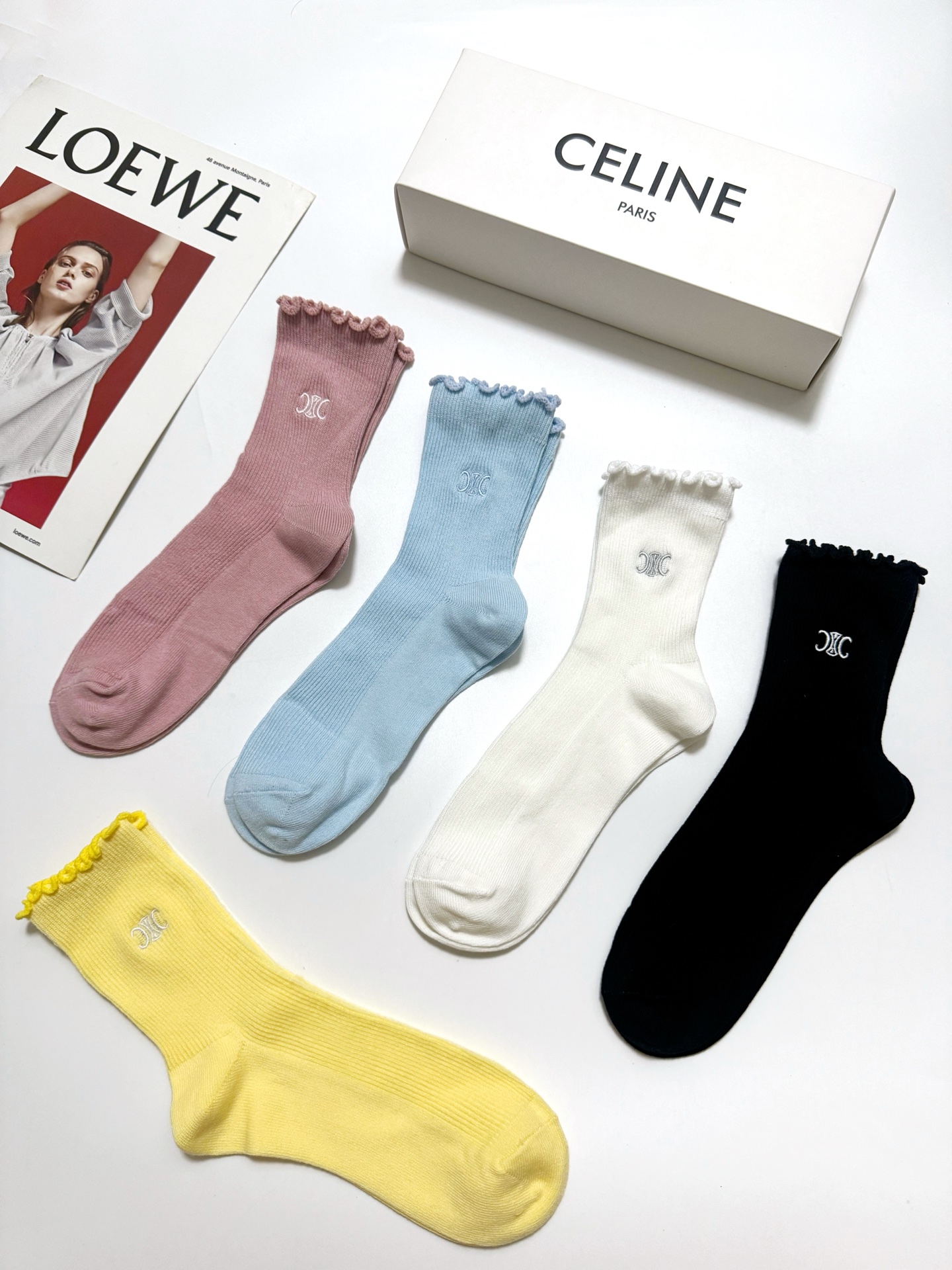 配包装 🌟【一盒5 双】  🌟Celine 赛琳 经典刺绣字母logo 纯棉中筒袜   ，ins超火爆小腿袜，纯棉面料，
