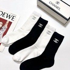配包装 🌟【一盒4 双】 🌟Chanel 香奈儿 经典字母logo 超薄无骨中筒袜,纯棉 条纹小腿袜 堆堆袜 🌟ins 配包装 🌟【一盒4 双】 🌟Chanel 香奈儿 经典字母logo 超薄无骨中筒袜,纯棉 条纹小腿袜 堆堆袜 🌟ins