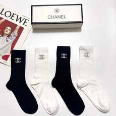 配包装 🌟【一盒4 双】 🌟Chanel 香奈儿 经典字母logo 超薄无骨中筒袜,纯棉 条纹小腿袜 堆堆袜 🌟ins 配包装 🌟【一盒4 双】 🌟Chanel 香奈儿 经典字母logo 超薄无骨中筒袜,纯棉 条纹小腿袜 堆堆袜 🌟ins