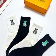 配包装 🌟【一盒4双】 🌟LV 路易威登 经典字母logo中筒纯棉袜 小腿袜 🌟ins爆款!专柜在售ing 🌟好看到爆 配包装 🌟【一盒4双】 🌟LV 路易威登 经典字母logo中筒纯棉袜 小腿袜 🌟ins爆款!专柜在售ing 🌟好看到爆