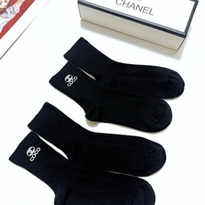 配包装 🌟【一盒2双】 🌟Chanel 香奈儿 经典字母logo 中筒袜,纯棉竖纹堆堆袜 🌟ins爆款!专柜在售ing 配包装 🌟【一盒2双】 🌟Chanel 香奈儿 经典字母logo 中筒袜,纯棉竖纹堆堆袜 🌟ins爆款!专柜在售ing