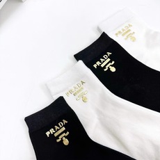 配包装 🌟【一盒4 双】 🌟Prada 普拉达 欧美大牌 经典字母logo 纯棉中筒袜 ,ins超火爆款式 ,超 配包装 🌟【一盒4 双】 🌟Prada 普拉达 欧美大牌 经典字母logo 纯棉中筒袜 ,ins超火爆款式 ,超