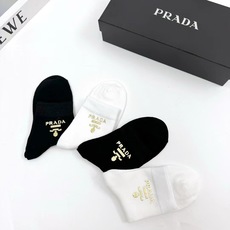 配包装 🌟【一盒4 双】 🌟Prada 普拉达 欧美大牌 经典字母logo 纯棉中筒袜 ,ins超火爆款式 ,超 配包装 🌟【一盒4 双】 🌟Prada 普拉达 欧美大牌 经典字母logo 纯棉中筒袜 ,ins超火爆款式 ,超