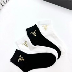 配包装 🌟【一盒4 双】 🌟Prada 普拉达 欧美大牌 经典字母logo 纯棉中筒袜 ,ins超火爆款式 ,超 配包装 🌟【一盒4 双】 🌟Prada 普拉达 欧美大牌 经典字母logo 纯棉中筒袜 ,ins超火爆款式 ,超