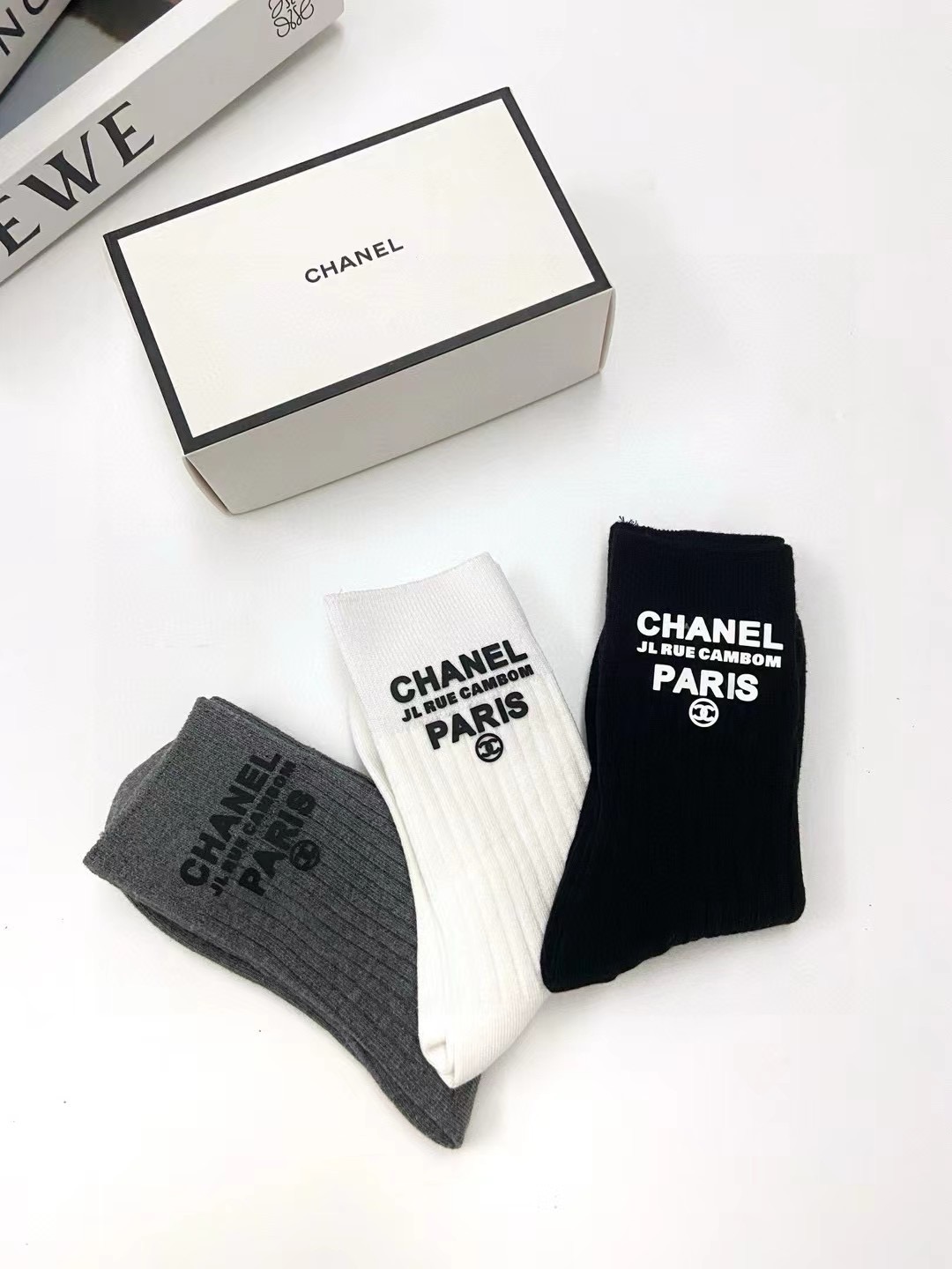 配包装 🌟【一盒3 双】 🌟Chanel 香奈儿 欧美大牌 经典字母logo 纯棉双针针织混纺 中筒袜 ,ins超 配包装 🌟【一盒3 双】 🌟Chanel 香奈儿 欧美大牌 经典字母logo 纯棉双针针织混纺 中筒袜 ,ins超