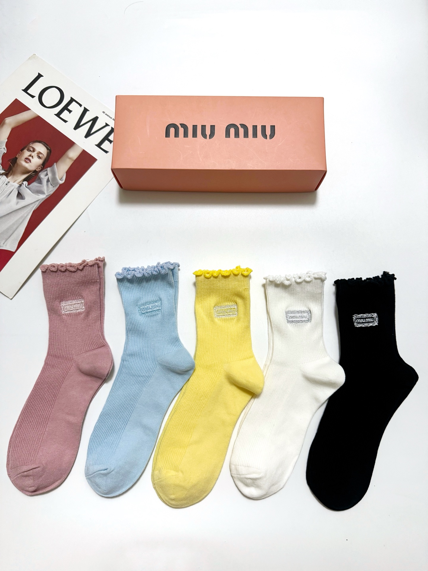 配包装 🌟【一盒5 双】  🌟缪缪 miumiu 经典刺绣字母logo 纯棉中筒袜   ，ins超火爆小腿袜，纯棉面料，