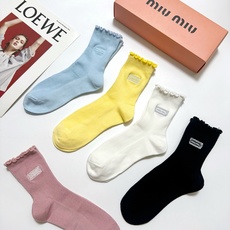 配包装 🌟【一盒5 双】 🌟缪缪 miumiu 经典刺绣字母logo 纯棉中筒袜 ,ins超火爆小腿袜,纯棉面料, 配包装 🌟【一盒5 双】 🌟缪缪 miumiu 经典刺绣字母logo 纯棉中筒袜 ,ins超火爆小腿袜,纯棉面料,