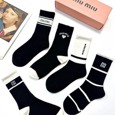 配包装 🌟【一盒5 双】 🌟缪缪 miumiu 经典字母 logo纯棉 中筒袜 !超级软糯亲肤! 🌟ins爆款!专柜在 配包装 🌟【一盒5 双】 🌟缪缪 miumiu 经典字母 logo纯棉 中筒袜 !超级软糯亲肤! 🌟ins爆款!专柜在