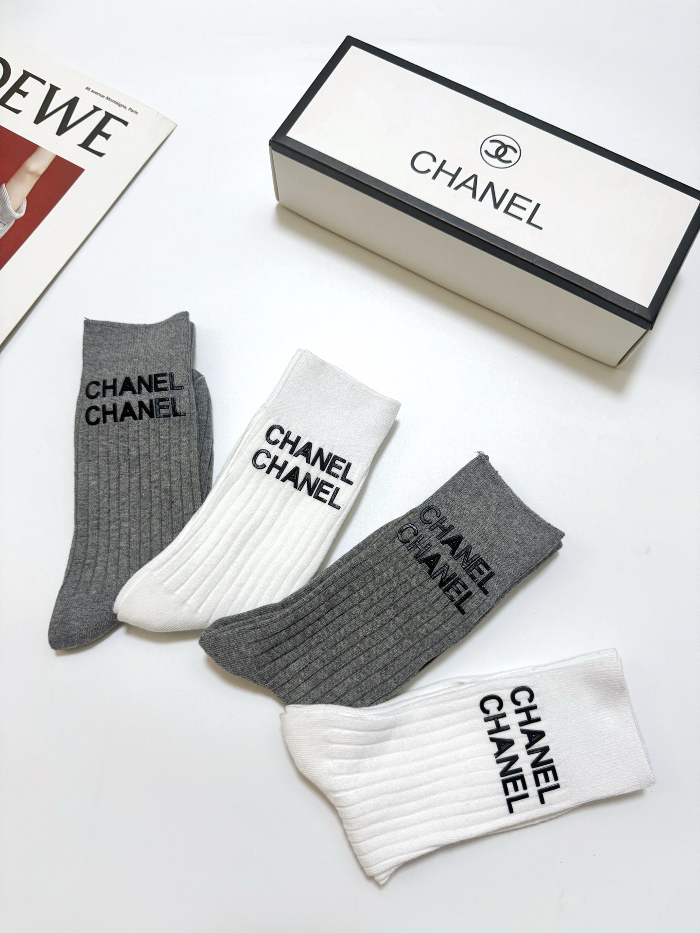 配包装 🌟【一盒4 双】 🌟Chanel 香奈儿 经典字母logo 纯棉中筒袜  ，ins超火爆红人同款，精美 面料，潮