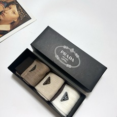 配包装 🌟【一盒3 双】 🌟Prada 普拉达经典字母logo 纯棉中筒空调袜 小腿袜 🌟ins爆款!专柜在售ing 配包装 🌟【一盒3 双】 🌟Prada 普拉达经典字母logo 纯棉中筒空调袜 小腿袜 🌟ins爆款!专柜在售ing