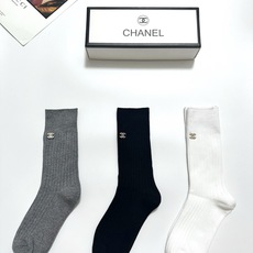 配包装 🌟【一盒3 双】 🌟Chanel 香奈儿 经典字母logo 纯棉中筒袜 小腿袜 🌟ins爆款!专柜在售ing 配包装 🌟【一盒3 双】 🌟Chanel 香奈儿 经典字母logo 纯棉中筒袜 小腿袜 🌟ins爆款!专柜在售ing