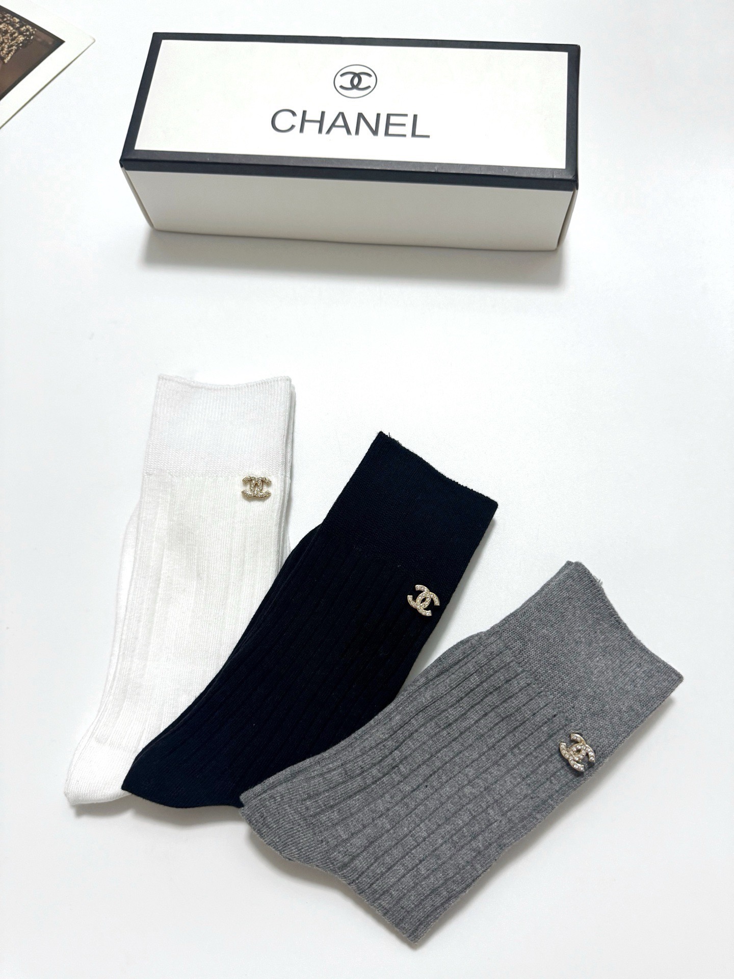配包装 🌟【一盒3 双】 🌟Chanel 香奈儿 经典字母logo 纯棉中筒袜 小腿袜 🌟ins爆款!专柜在售ing 配包装 🌟【一盒3 双】 🌟Chanel 香奈儿 经典字母logo 纯棉中筒袜 小腿袜 🌟ins爆款!专柜在售ing