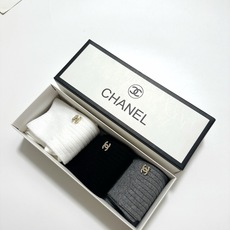 配包装 🌟【一盒3 双】 🌟Chanel 香奈儿 经典字母logo 纯棉中筒袜 小腿袜 🌟ins爆款!专柜在售ing 配包装 🌟【一盒3 双】 🌟Chanel 香奈儿 经典字母logo 纯棉中筒袜 小腿袜 🌟ins爆款!专柜在售ing