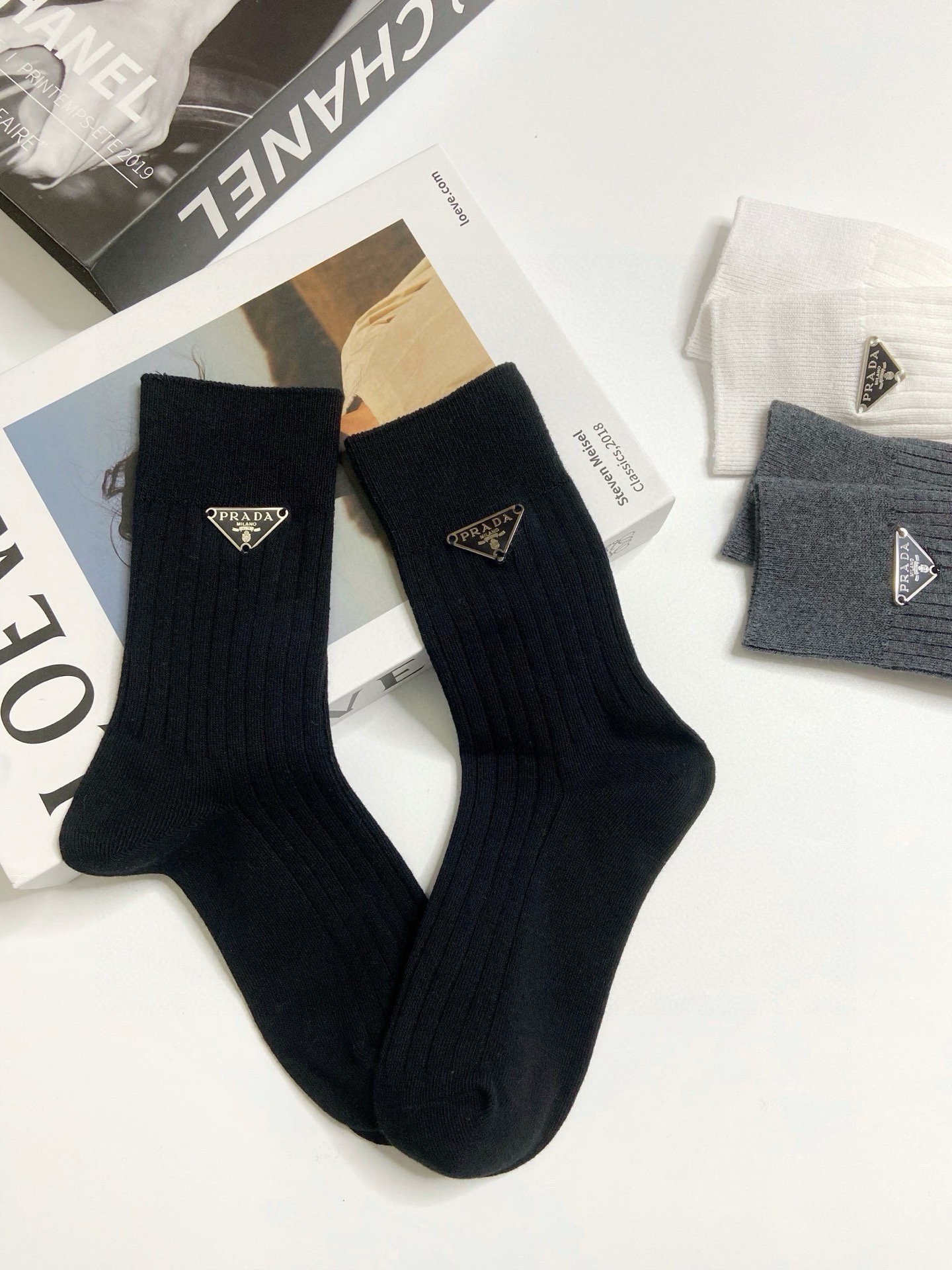 配包装 🌟【一盒3 双】 🌟Prada 普拉达 经典字母logo纯棉中筒袜 🌟重工装饰个性时尚 🌟ins爆款!专柜在 配包装 🌟【一盒3 双】 🌟Prada 普拉达 经典字母logo纯棉中筒袜 🌟重工装饰个性时尚 🌟ins爆款!专柜在