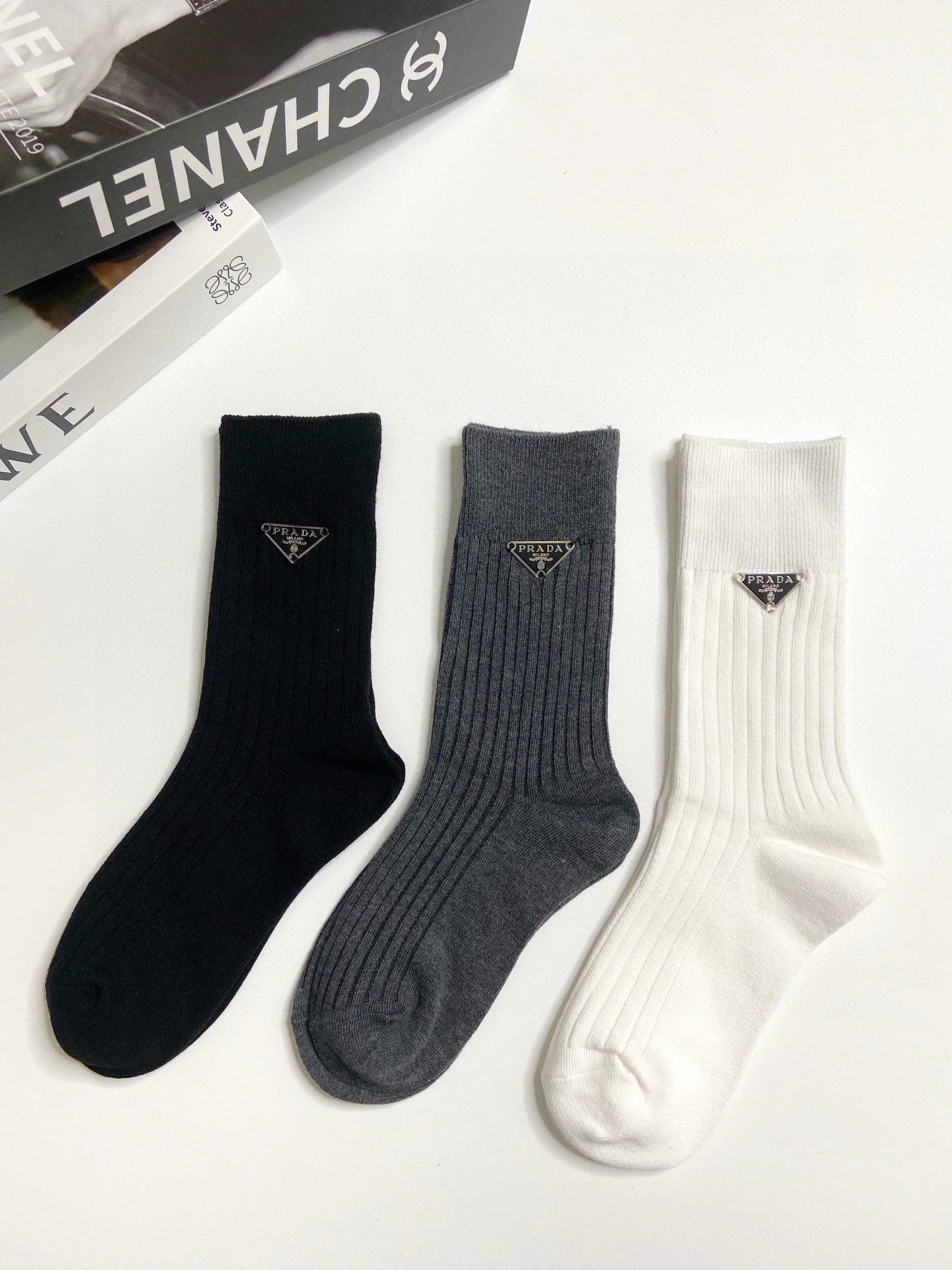 配包装 🌟【一盒3 双】 🌟Prada 普拉达 经典字母logo纯棉中筒袜 🌟重工装饰个性时尚 🌟ins爆款!专柜在 配包装 🌟【一盒3 双】 🌟Prada 普拉达 经典字母logo纯棉中筒袜 🌟重工装饰个性时尚 🌟ins爆款!专柜在