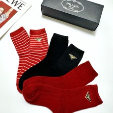 配包装 🌟【一盒3 双】 🌟Prada 普拉达 经典字母 logo羊毛 中筒袜 !超级软糯亲肤! 🌟ins爆款!专柜在 配包装 🌟【一盒3 双】 🌟Prada 普拉达 经典字母 logo羊毛 中筒袜 !超级软糯亲肤! 🌟ins爆款!专柜在