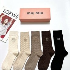 配包装 🌟【一盒5 双】 🌟缪缪 miumiu 经典刺绣字母logo 羊绒混纺中筒袜 ,软糯亲肤,ins超火爆配色 配包装 🌟【一盒5 双】 🌟缪缪 miumiu 经典刺绣字母logo 羊绒混纺中筒袜 ,软糯亲肤,ins超火爆配色