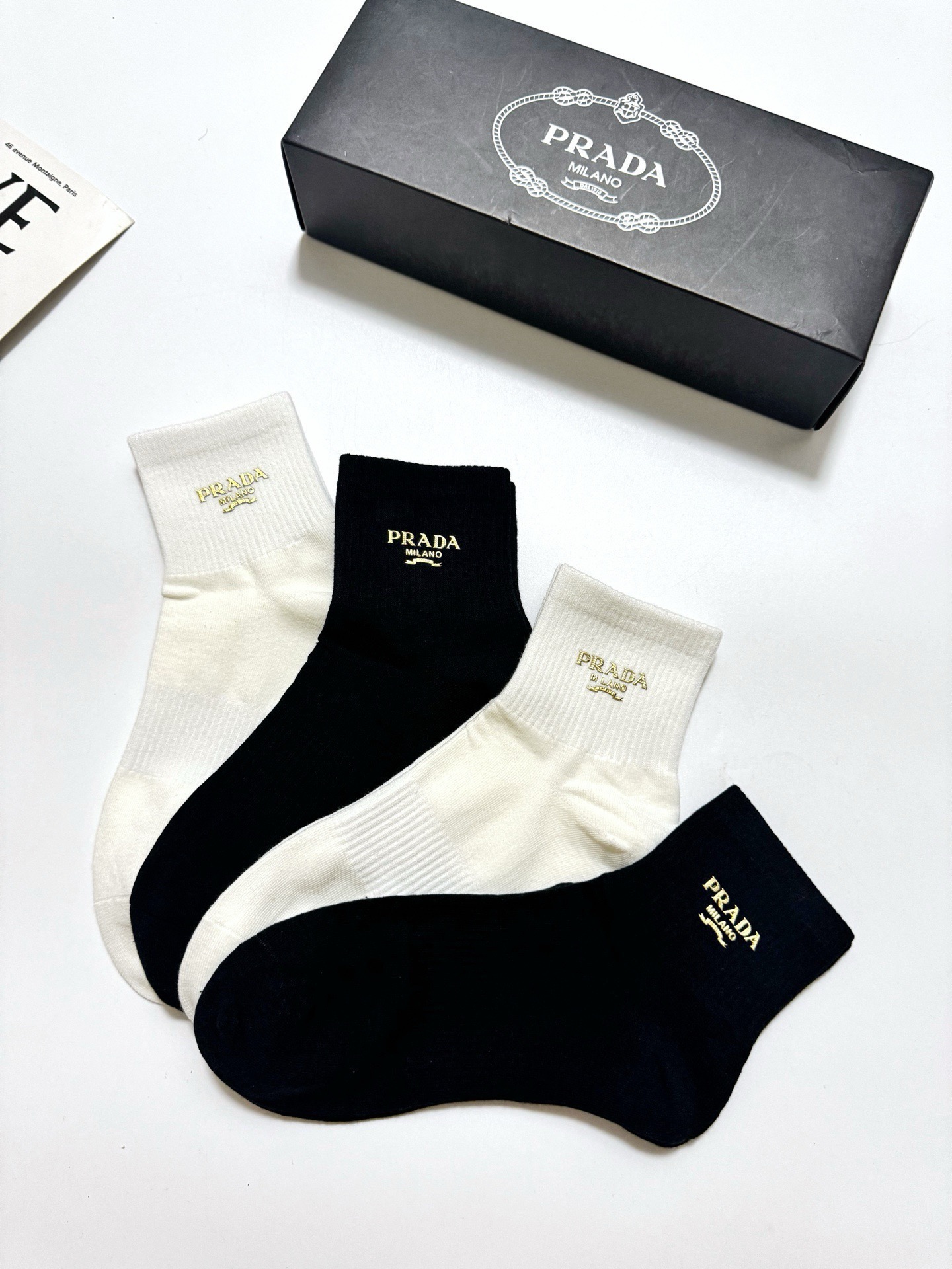 配包装 🌟【一盒4 双】 🌟Prada 普拉达 经典字母logo 透气纯棉中筒袜  ，重工配饰，ins超火爆红人同款，精