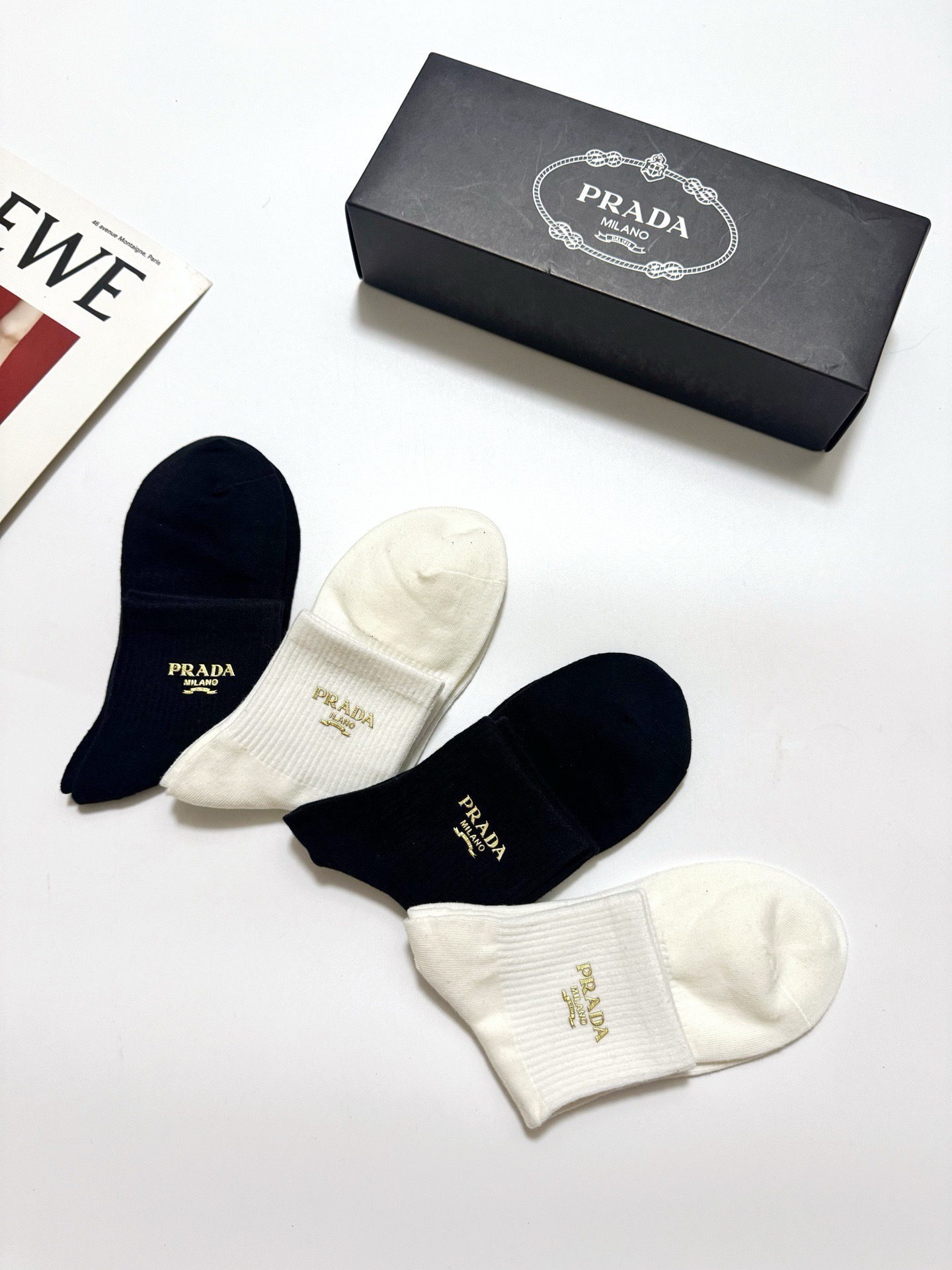 配包装 🌟【一盒4 双】 🌟Prada 普拉达 经典字母logo 透气纯棉中筒袜  ，重工配饰，ins超火爆红人同款，精