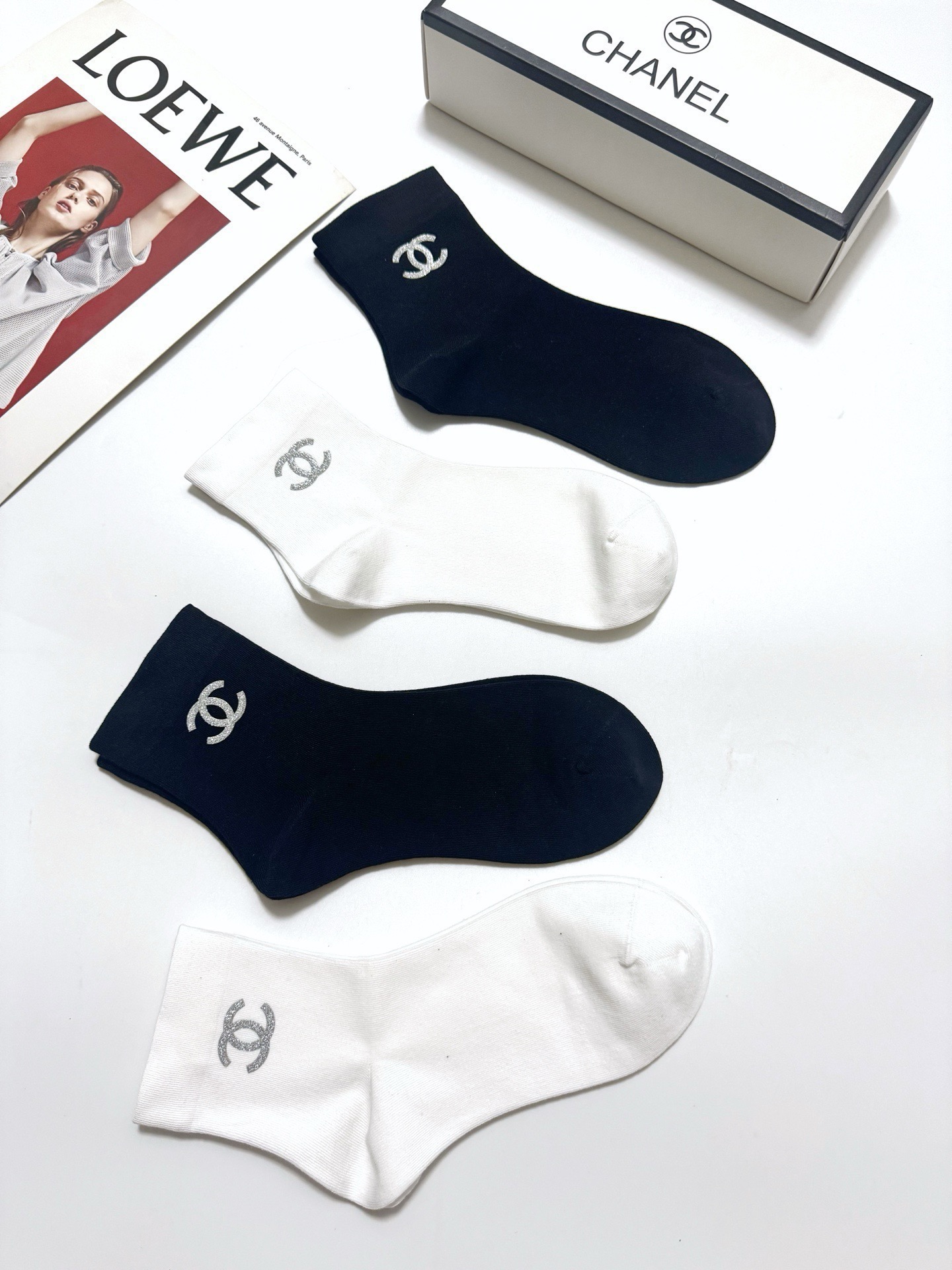 配包装 🌟【一盒4 双】 🌟Chanel 香奈儿 经典字母logo 透气纯棉中筒袜  ，重工配饰，ins超火爆红人同款，