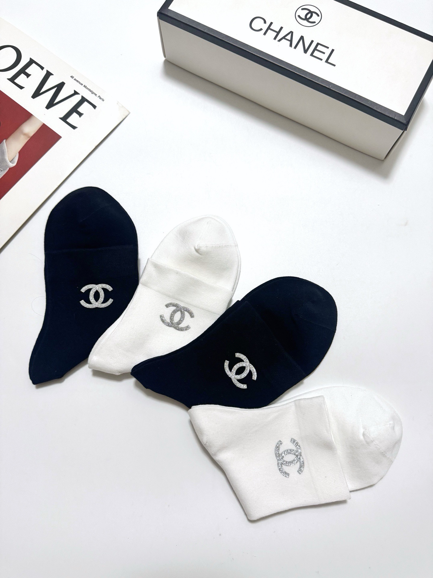 配包装 🌟【一盒4 双】 🌟Chanel 香奈儿 经典字母logo 透气纯棉中筒袜  ，重工配饰，ins超火爆红人同款，