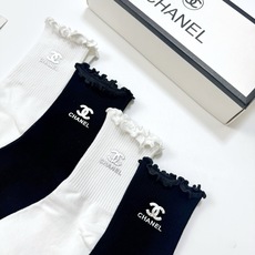 配包装 🌟【一盒4双】 🌟Chanel 香奈儿 经典纯色 字母logo 纯棉木耳边中筒袜 🌟ins爆款!专柜在售ing 配包装 🌟【一盒4双】 🌟Chanel 香奈儿 经典纯色 字母logo 纯棉木耳边中筒袜 🌟ins爆款!专柜在售ing