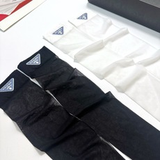 配包装 🌟【一盒2 双】 🌟Prada 普拉达 经典字母logo中筒丝袜 小腿袜 🌟ins爆款!专柜在售ing 🌟好看 配包装 🌟【一盒2 双】 🌟Prada 普拉达 经典字母logo中筒丝袜 小腿袜 🌟ins爆款!专柜在售ing 🌟好看